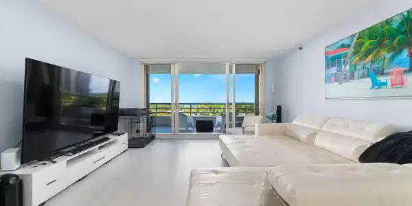 Image 4: Living room