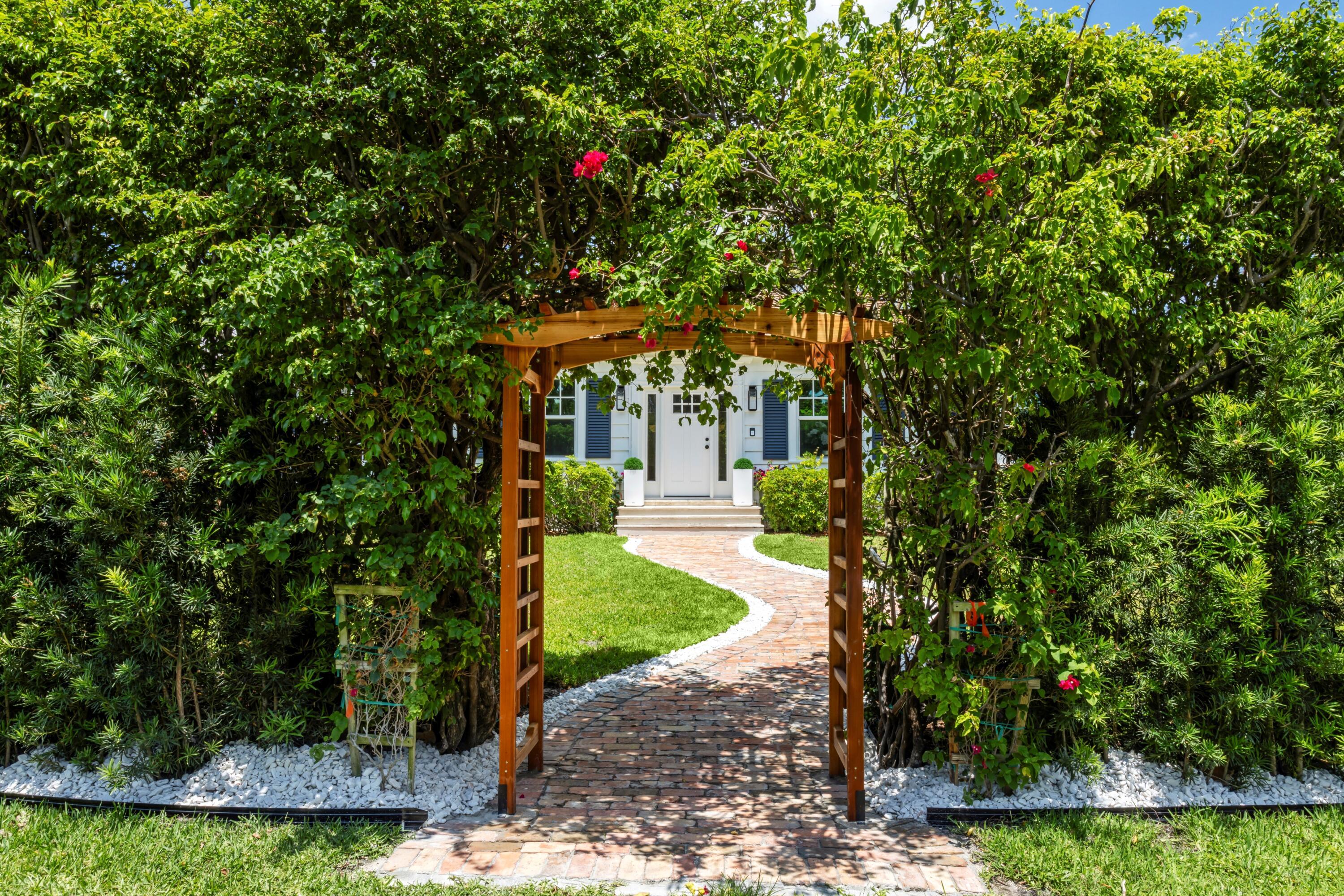 Image 3: mls_ENTRANCE_STRAIGHT_EB_RT
