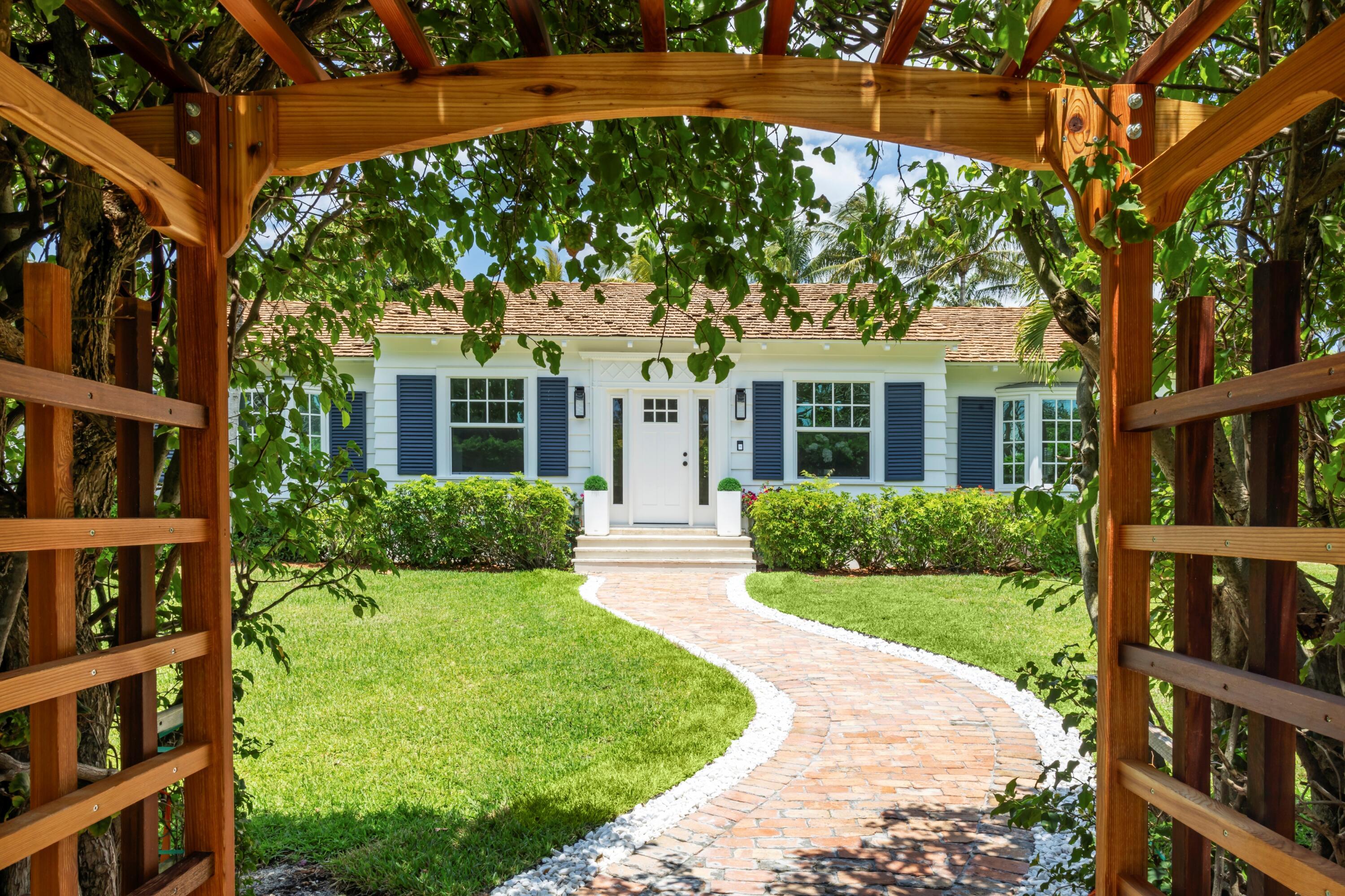 Image 4: mls_FRONT_DETAIL_STRAIGHT_EB_RT