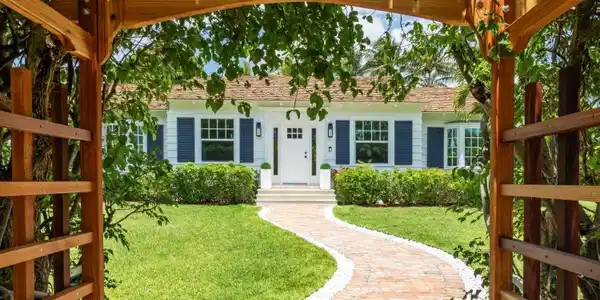 Image 4: mls_FRONT_DETAIL_STRAIGHT_EB_RT