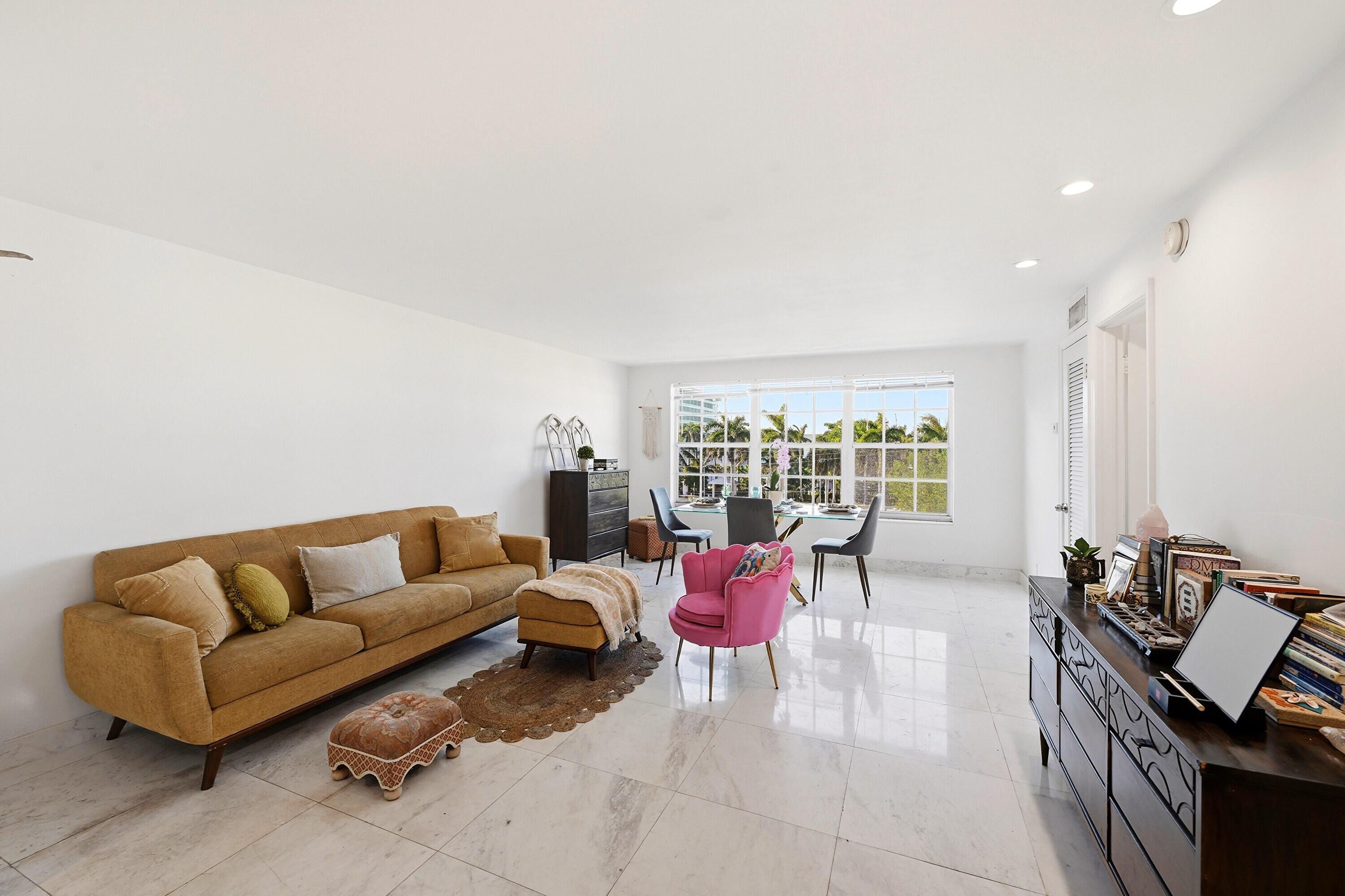 Image 4: Living area