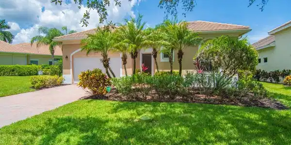 Image 2: LAKEFRONT 3 BEDROOM, 3 BATH COURTYARD HOME WITH SH