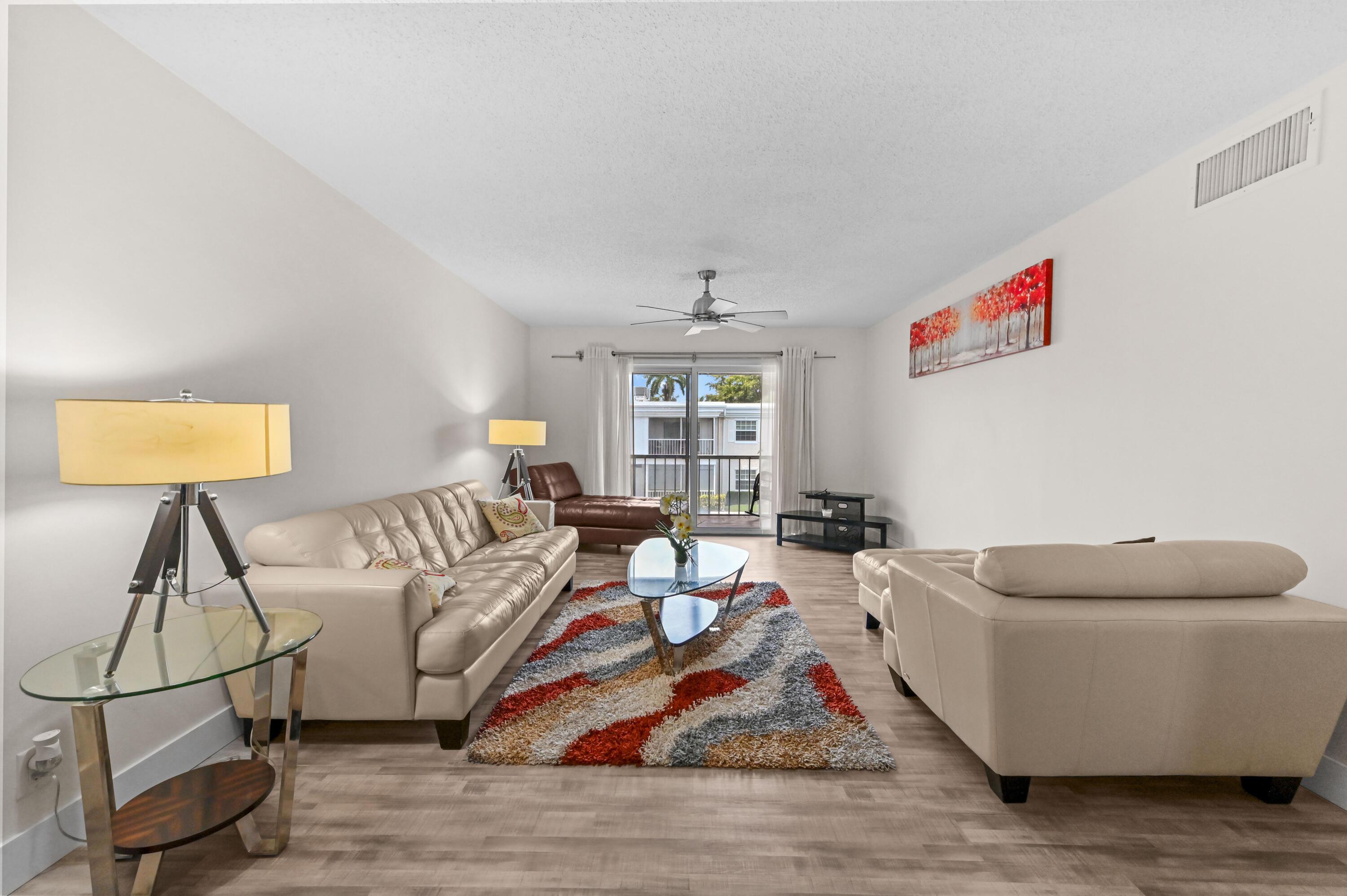 Image 4: 06 Living room 02