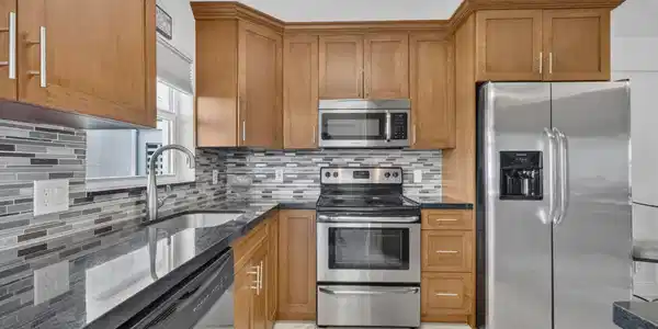 Image 3: GRANITE KITCHEN