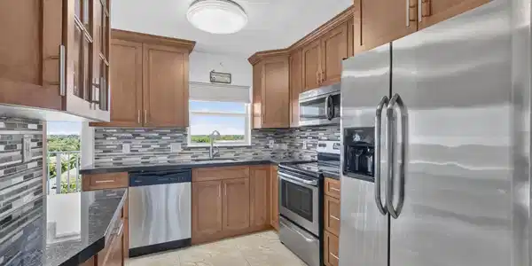 Image 4: KITCHEN