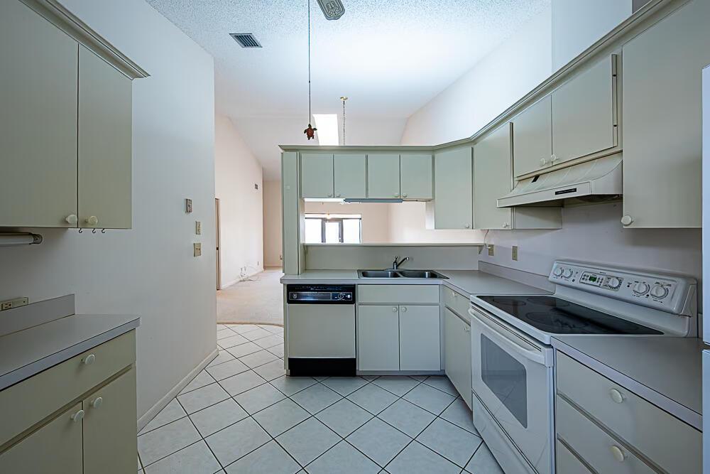 Image 4: Kitchen view
