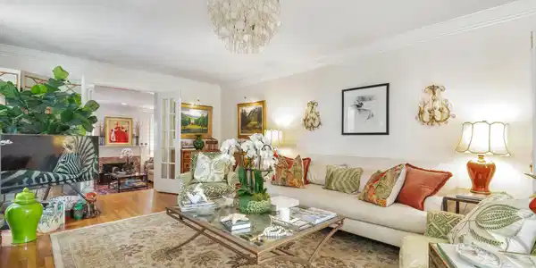 Image 4: Living Room