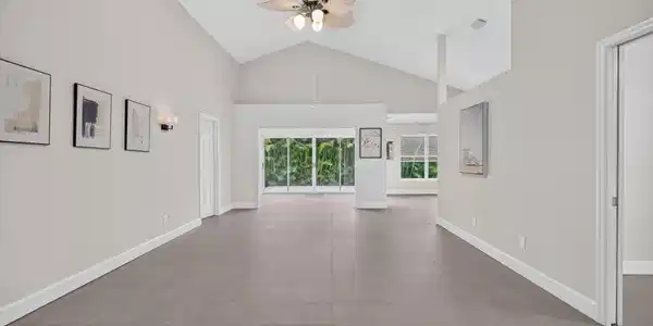 Image 4: living room