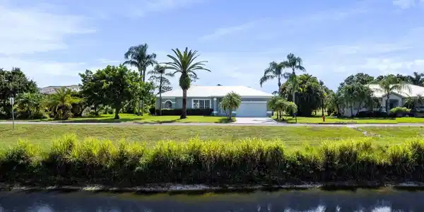 Image 3: Front/Lake