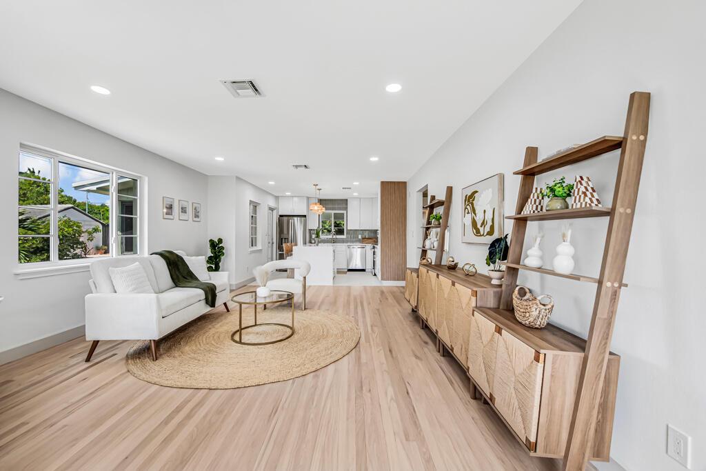 Image 3: liv / family with hardwood floors