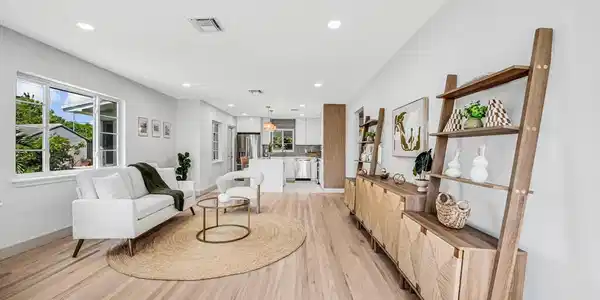 Image 3: liv / family with hardwood floors