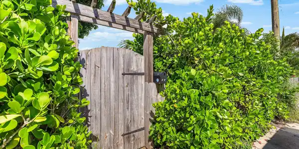 Image 2: 002-615NorthLStreet-LakeWorthBeach-FL-33