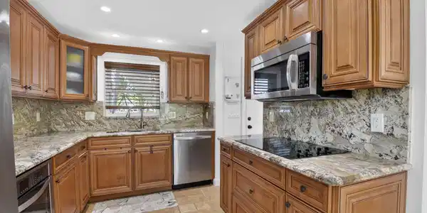 Image 4: Kitchen