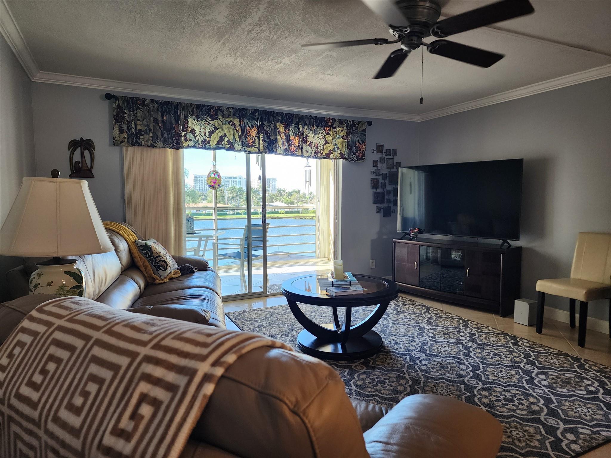 Image 3: Living room