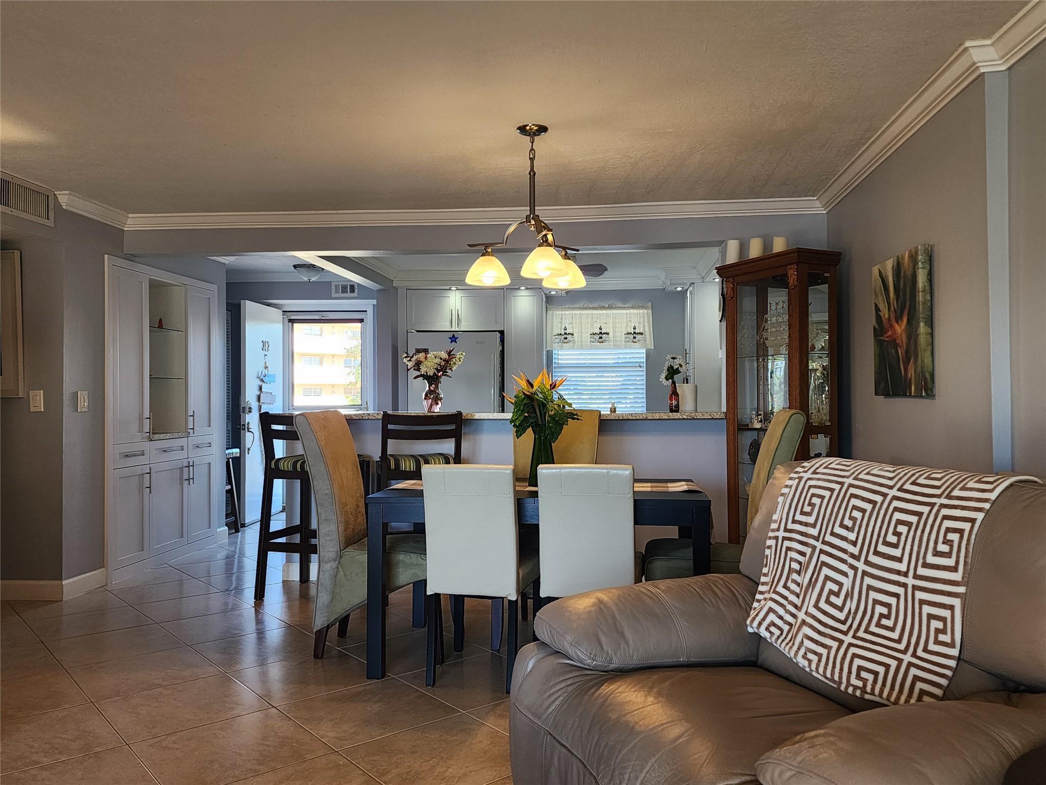 Image 4: Living/dining combo