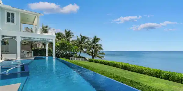 Image 3: Pool & Exterior