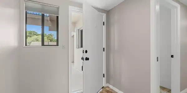 Image 4: Front Entry