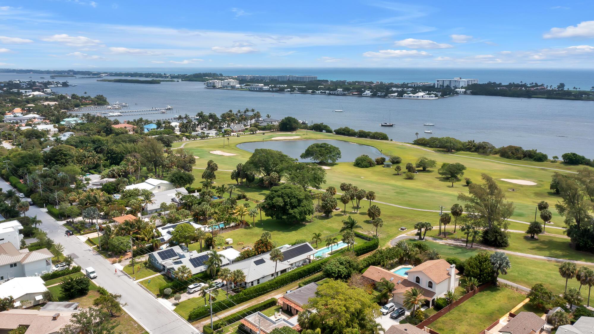Image 2: property sits on the golfcourse