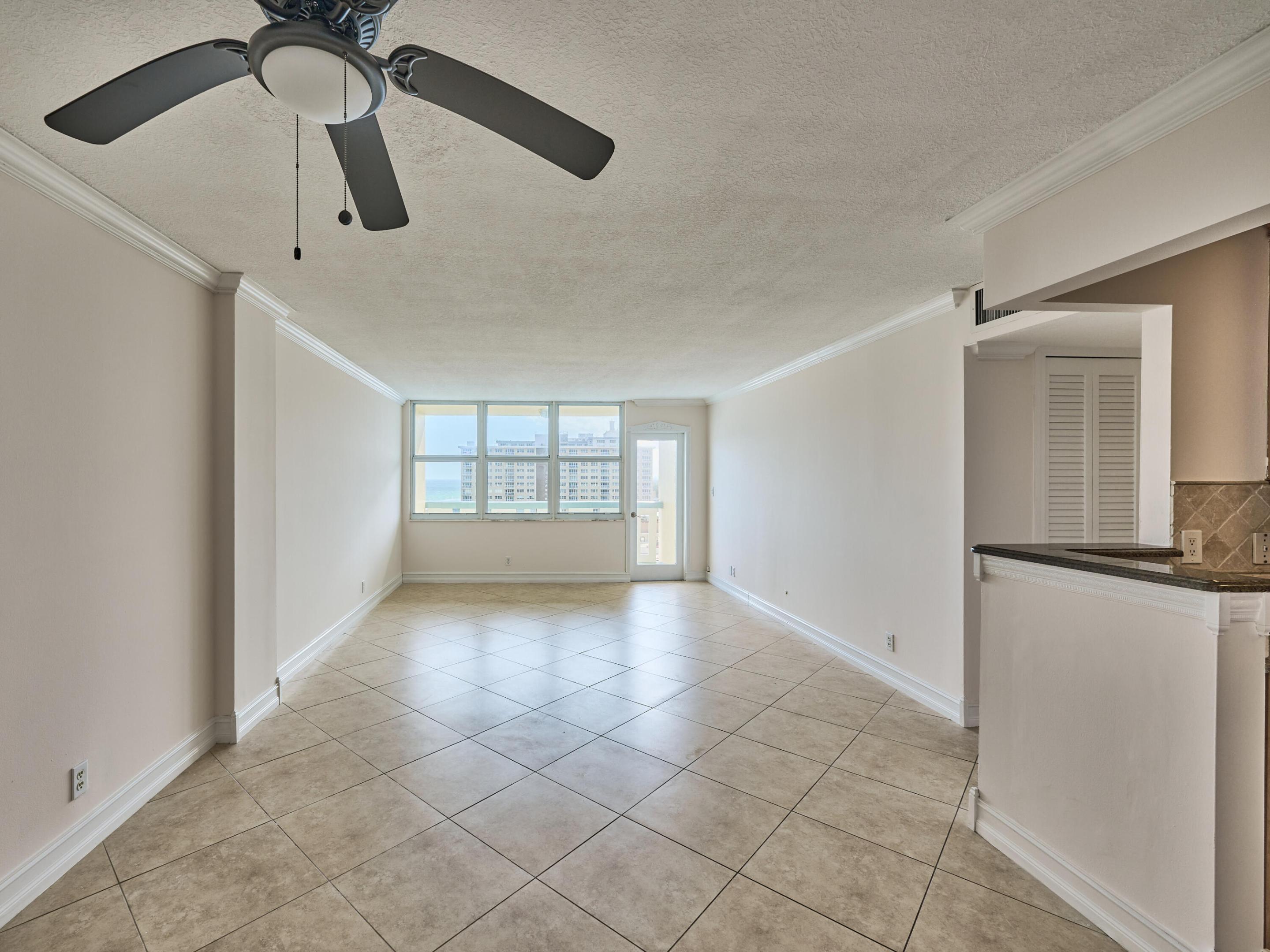 Image 4: Living Area