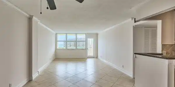 Image 4: Living Area