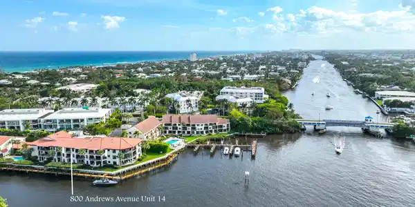 Image 2: Walking distance to the beach and the Intracoastal