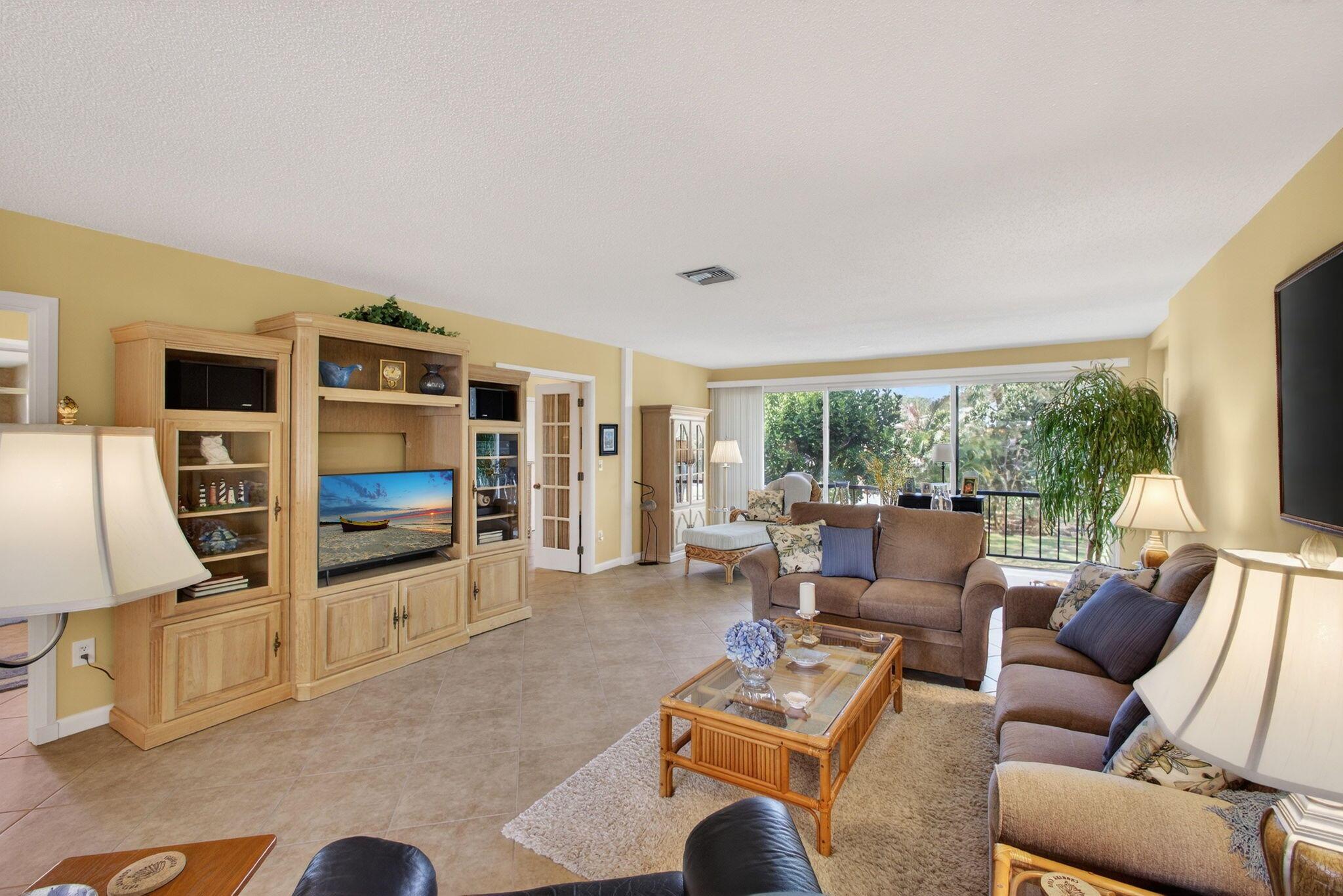 Image 3: Living room