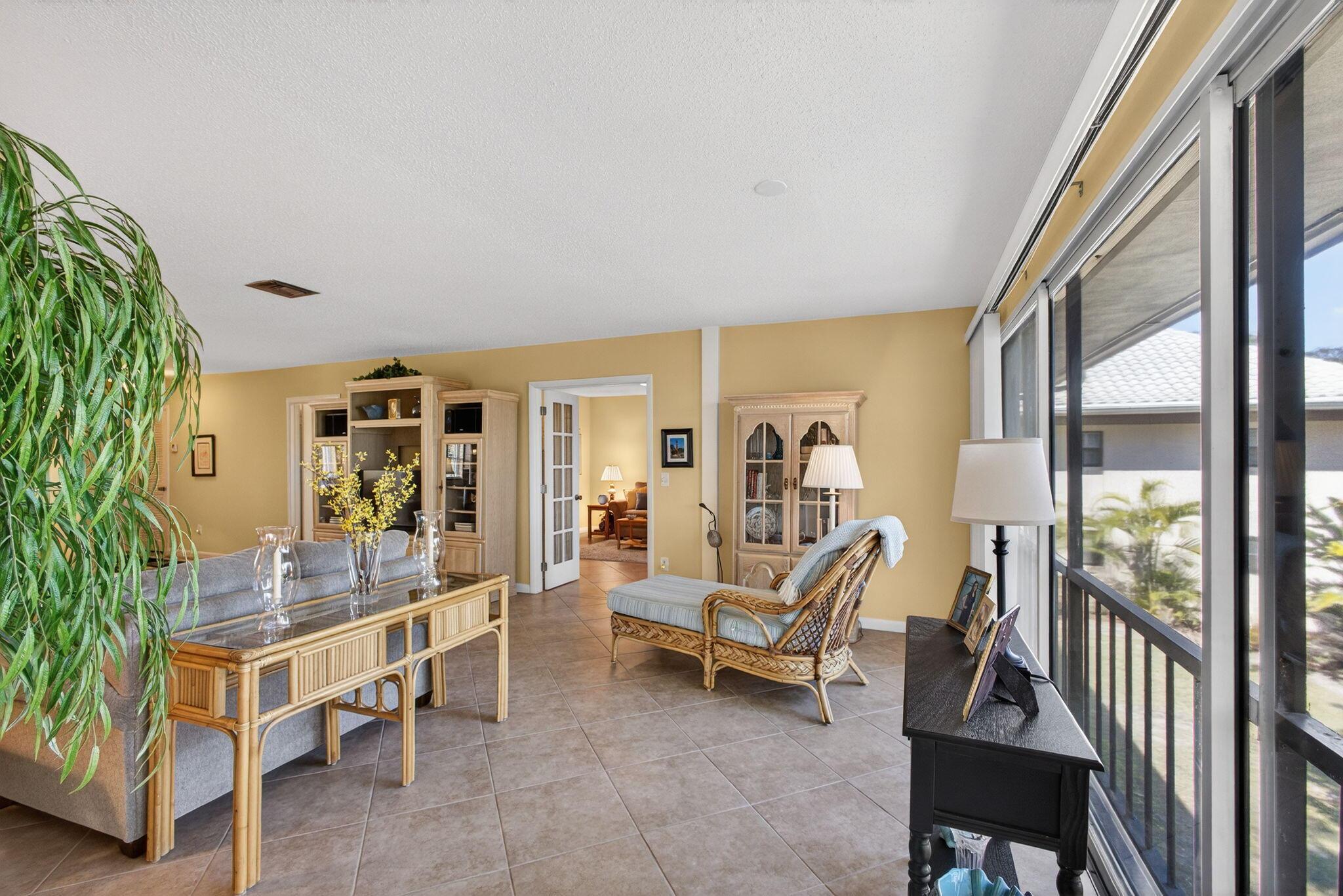 Image 4: Living Room