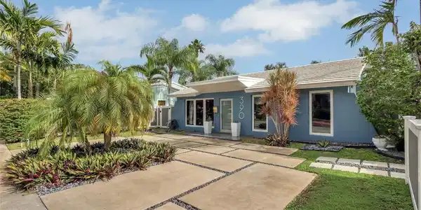 390 NE 10th Avenue