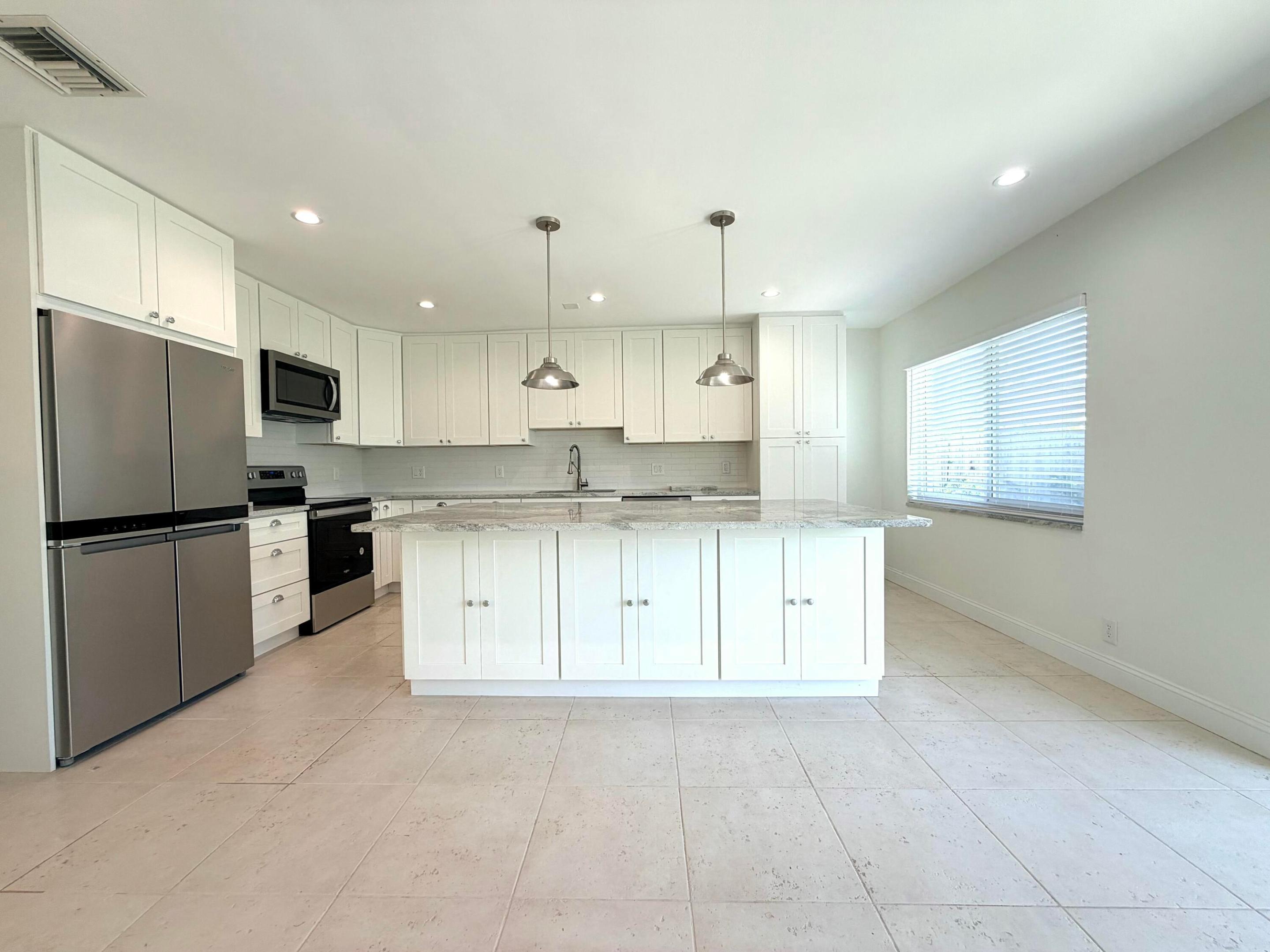 Image 4: Kitchen