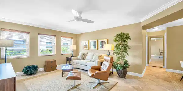Image 2: 615 NE 12TH ST -11