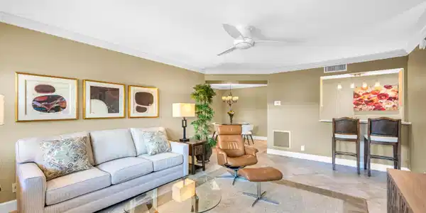 Image 3: 615 NE 12TH ST -14