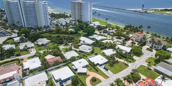 2016 Breakwater Ln