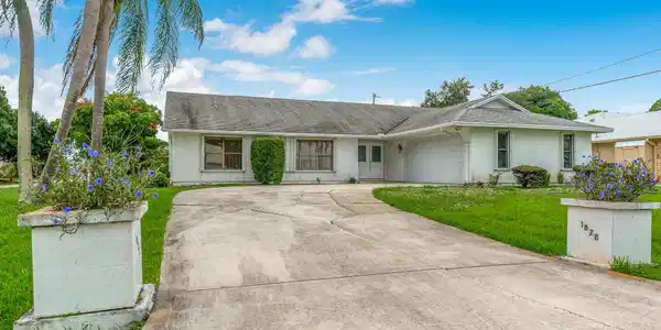 1678 SE Holiday Road
