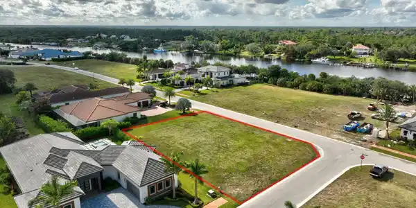 Image 3: 14-web-or-mls-DJI_0837_38_39_40_41