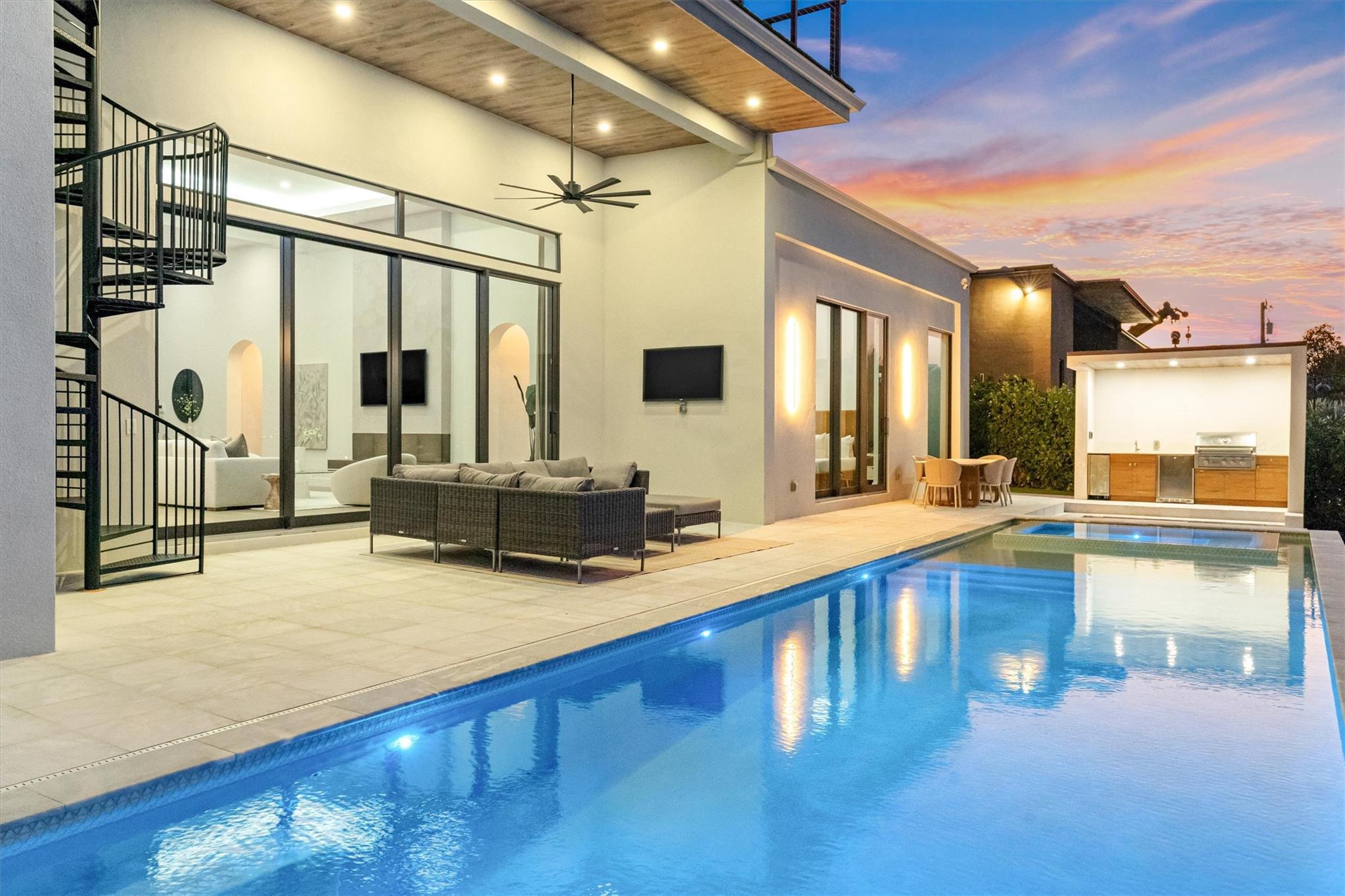 Image 3: Outdoor Living and Dining