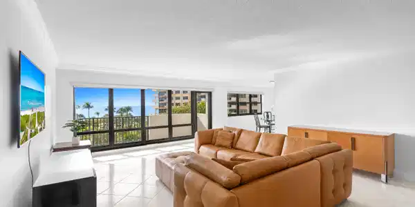 Image 2: Large Living Room