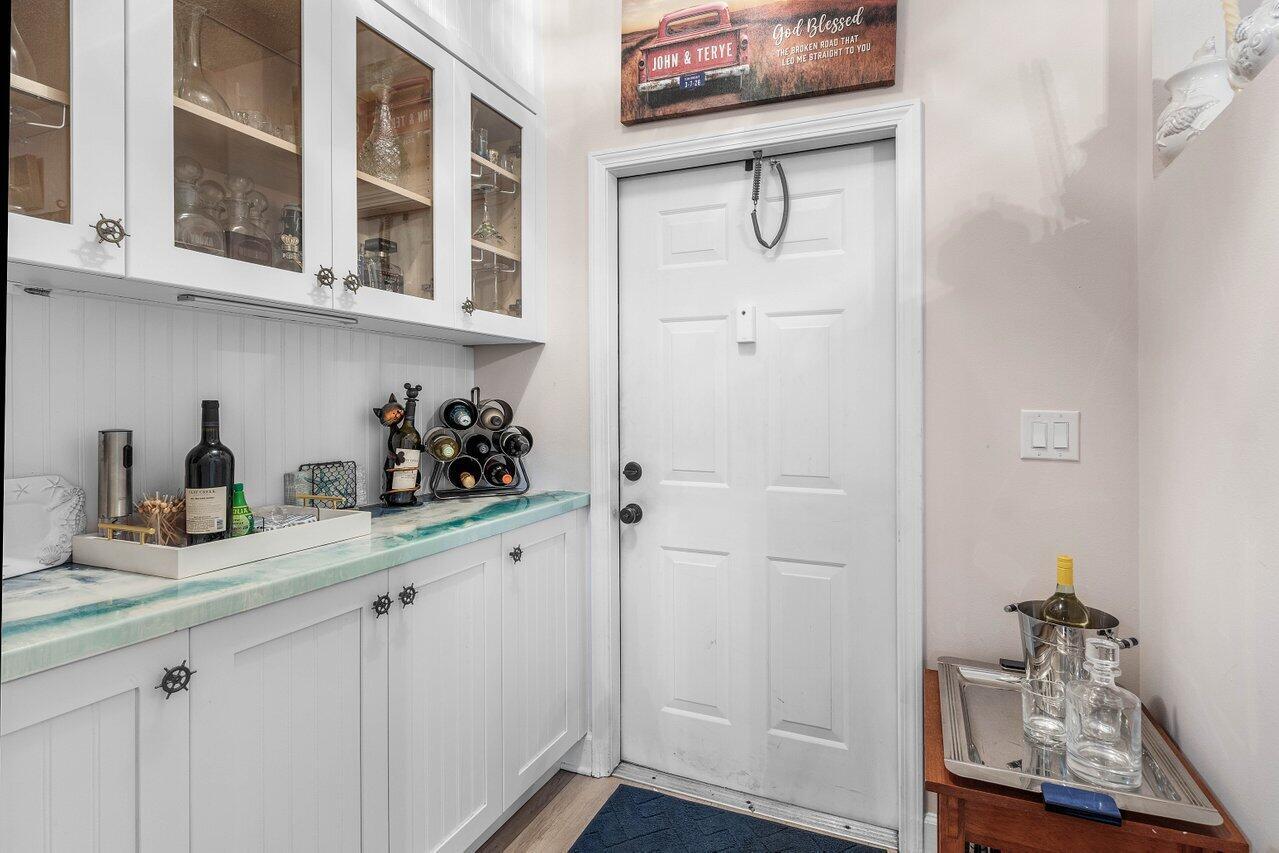 Image 2: Bar with custom counter top