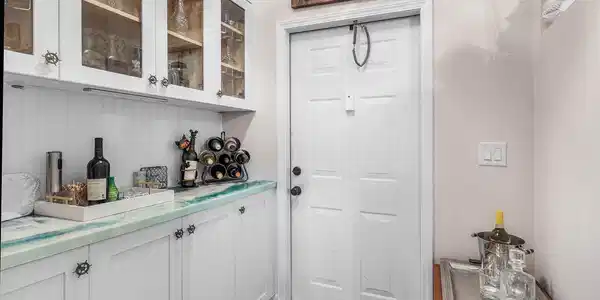 Image 2: Bar with custom counter top