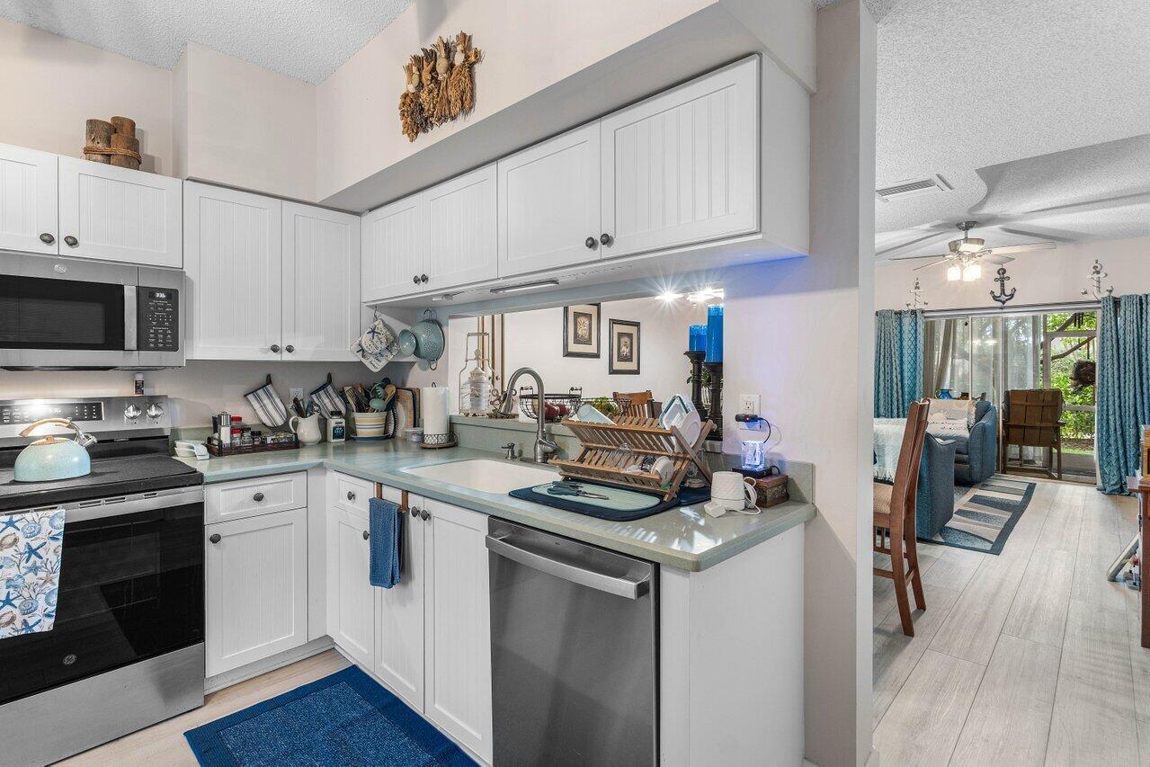 Image 4: kitchen