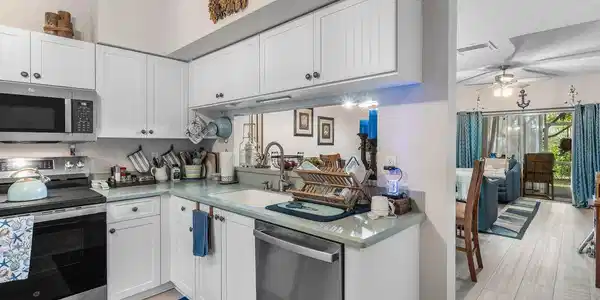 Image 4: kitchen