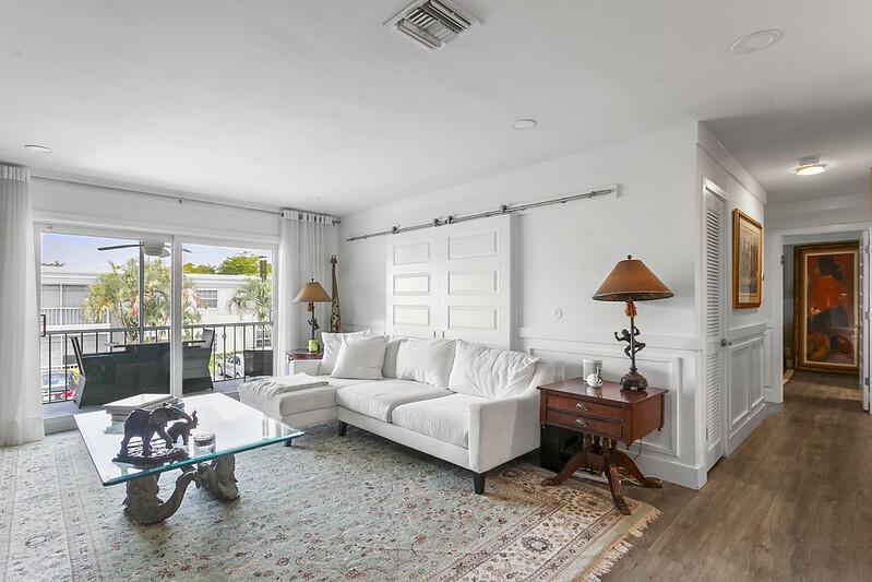Image 3: Living Room