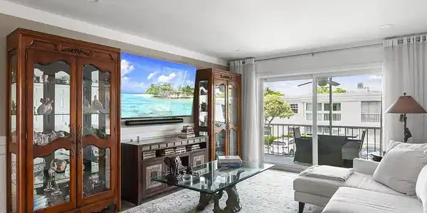 Image 4: Living Room