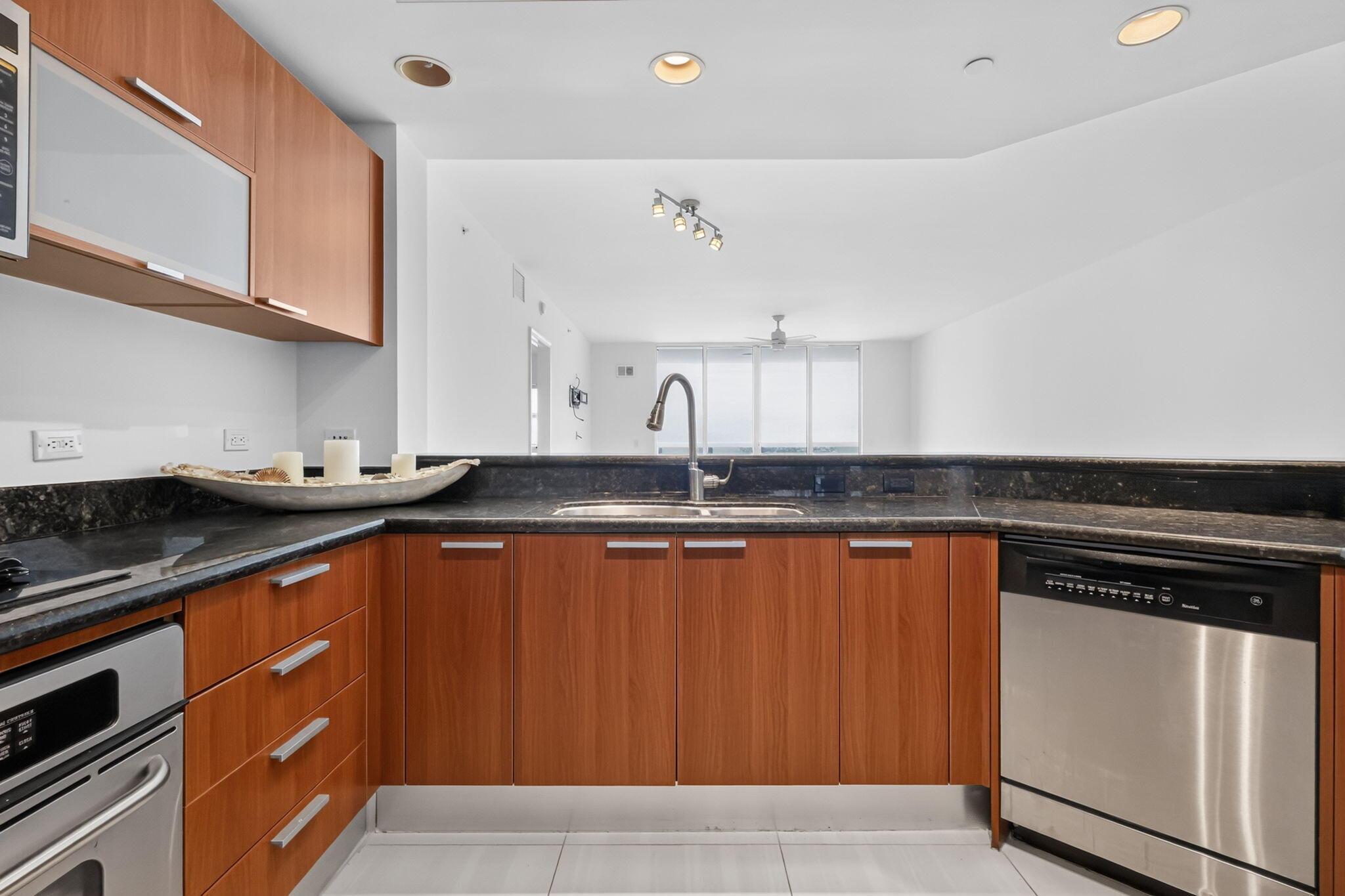 Image 3: KITCHEN