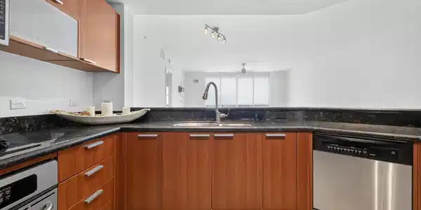 Image 3: KITCHEN