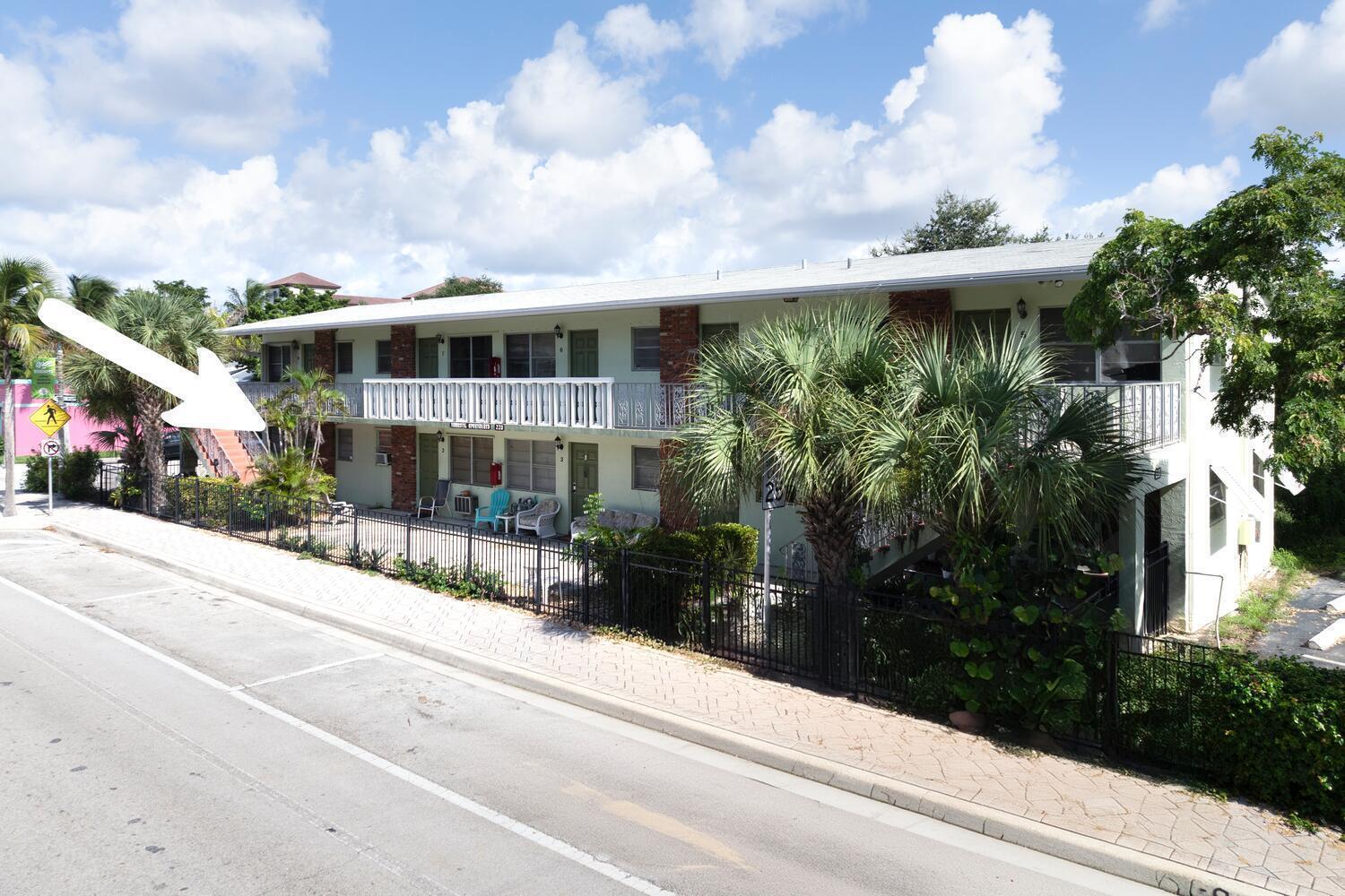 Image 3: 220 Lucerne Ave Unit 1 Lake-large-011-0