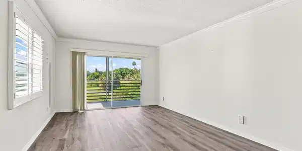 Image 4: Living