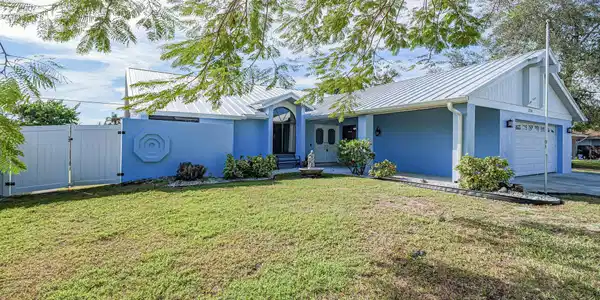 230 SW Glenwood Drive