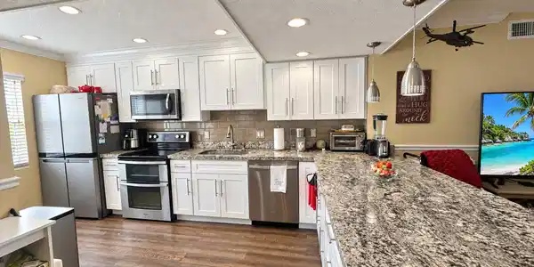 Image 4: KITCHEN