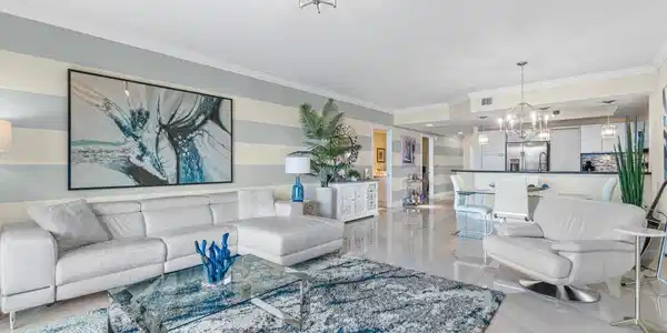 Image 4: Spacious Living Room