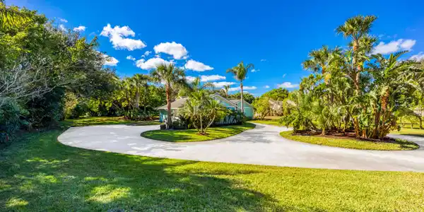 Image 4: driveway